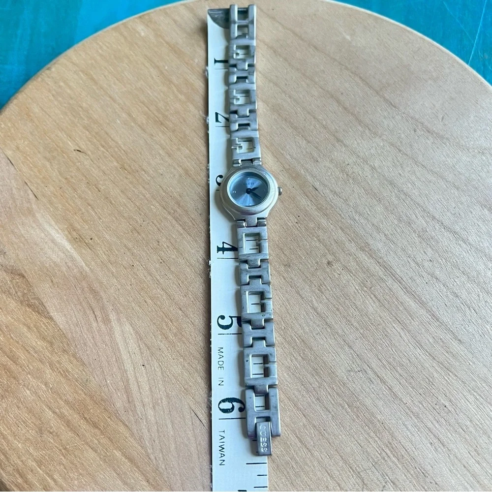 Guess ladies round silver tone G bracelet watch NEW BATTERY